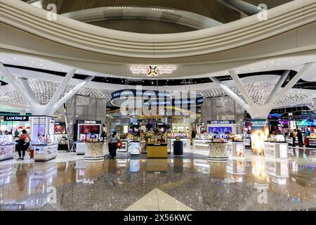 Abu Dhabi, Vereinigte Arabische Emirate - 30. März 2024: Duty-Free-Shop im Terminal A des Zayed International Airport (AUH) in Abu Dhabi, Vereinigte Arabische Emirate Stockfoto