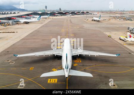 Hongkong, China - 7. April 2024: Ein Cathay Pacific Airbus A330-300 mit der Registrierung B-HLP am Chek Lap Kok Airport (HKG) in Hongkong, China. Stockfoto