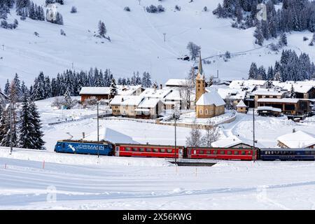 Bergün, Schweiz - 10. Januar 2024: Rhätische Eisenbahn Auf Der Albula-Linie Personenzug In Den Alpen In Bergün, Schweiz. Stockfoto