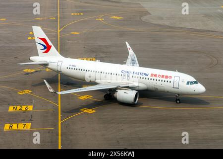 Hongkong, China - 7. April 2024: Ein China Eastern Airlines Airbus A320neo Flugzeug mit der Registration B-30C3 am Chek Lap Kok Airport (HKG) in Hongkong Stockfoto