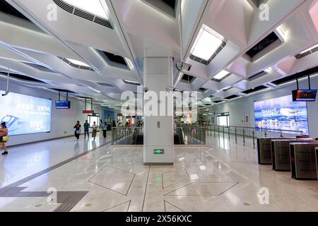 Shenzhen, China - 4. April 2024: Shenzhen U-Bahn-Station Huanancheng Modern Public Transport Architecture In Shenzhen, China. Stockfoto