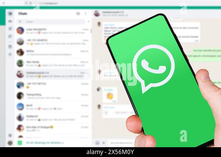 Stuttgart, Deutschland - 1. Mai 2024: WhatsApp Logo Messenger App auf Einem Handy Smartphone und Computer in Stuttgart. Stockfoto