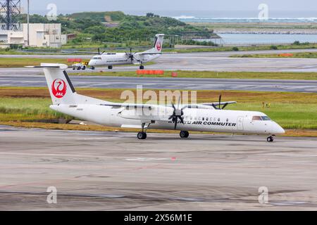 Naha, Japan - 3. Oktober 2023: DASH 8 Q400 Flugzeuge der Ryukyu Air Commuter mit der Registrierung JA82RC am Okinawa Airport (OKA) in Naha, Japan. Stockfoto