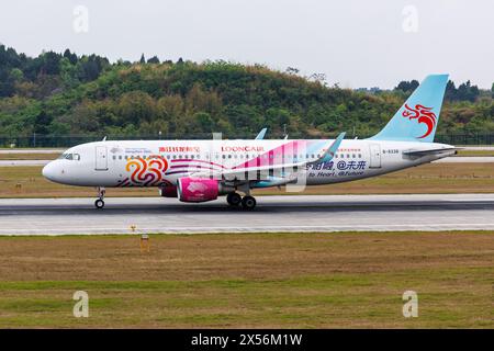 Chengdu, China - 8. April 2024: Ein Loongair Airbus A320 Flugzeug mit der Registration B-8336 und den 19. Asienspielen - Hangzhou 2022 Special Livery A Stockfoto