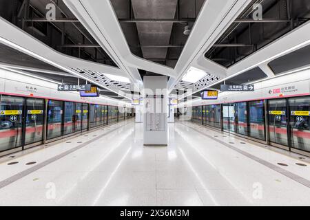 Shenzhen, China - 4. April 2024: Shenzhen U-Bahn-Station Huanancheng Modern Public Transport Architecture In Shenzhen, China. Stockfoto
