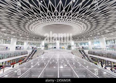 Shenzhen, China - 3. April 2024: Shenzhen Metro Modern Architecture In Public Transport U-Bahn Station Gangxia North In Shenzhen, China. Stockfoto
