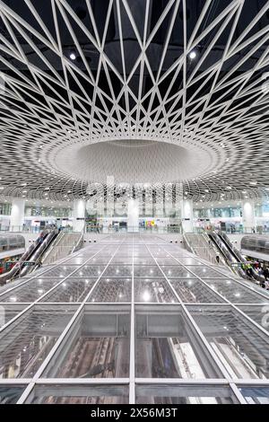 Shenzhen, China - 3. April 2024: Shenzhen Metro Modern Architecture In Public Transport U-Bahnstation Gangxia North Portrait Format In Shenzhen, Stockfoto