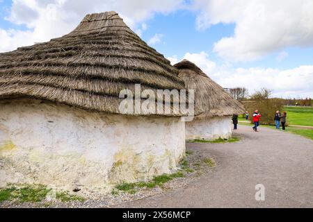 Salisbury, England – 30. März 2024: Nachbildung neolithischer Häuser im Visitor Center of Stonehenge in Salisbury, England Stockfoto