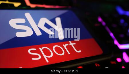 Viersen, Deutschland - 1. Mai. 2024: Nahaufnahme des Smartphones mit Logo-Schriftzug des Sky Sport Channel Streaming-Dienstes auf der Computertastatur Stockfoto