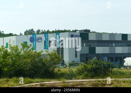 Lyon, Frankreich - 30. Mai 2023: Außenansicht eines modernen SPI Logistics Center mit schwenkenden Bannern an einem klaren Tag. Stockfoto