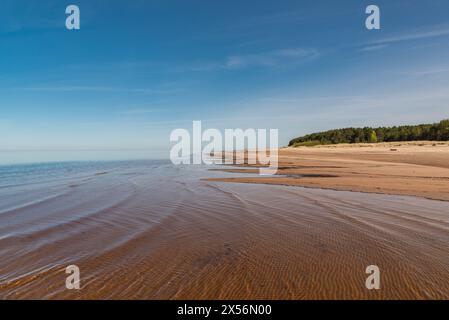 Leerer Sandstrand der Ostsee am sonnigen Frühlingstag Stockfoto