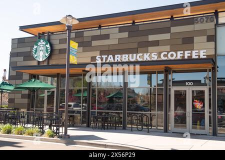 Außenbereiche moderner Starbucks Coffee Locations mit Drive-Thru-Fenstern, in Einkaufszentren. Stockfoto