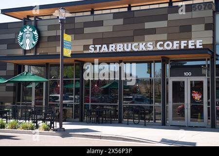 Außenbereiche moderner Starbucks Coffee Locations mit Drive-Thru-Fenstern, in Einkaufszentren. Stockfoto