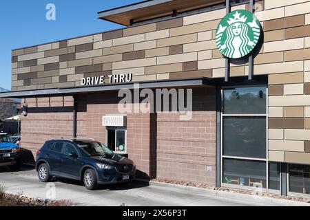 Außenbereiche moderner Starbucks Coffee Locations mit Drive-Thru-Fenstern, in Einkaufszentren. Stockfoto