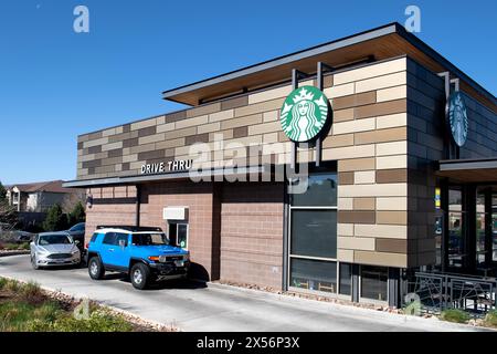 Außenbereiche moderner Starbucks Coffee Locations mit Drive-Thru-Fenstern, in Einkaufszentren. Stockfoto