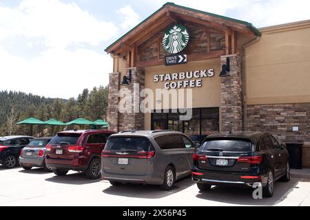 Außenbereiche moderner Starbucks Coffee Locations mit Drive-Thru-Fenstern, in Einkaufszentren. Stockfoto