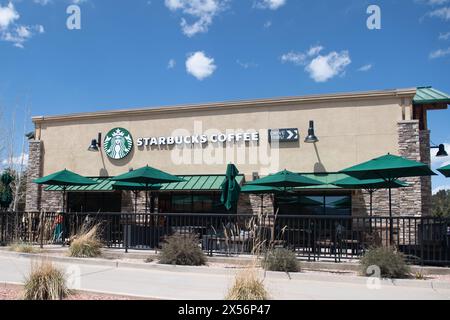 Außenbereiche moderner Starbucks Coffee Locations mit Drive-Thru-Fenstern, in Einkaufszentren. Stockfoto