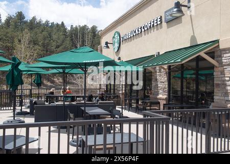 Außenbereiche moderner Starbucks Coffee Locations mit Drive-Thru-Fenstern, in Einkaufszentren. Stockfoto