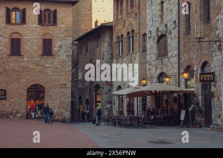 San Gimignano, eine toskanische Bergstadt, und die mittelalterliche Skyline mit ihren berühmten Türmen. Stockfoto