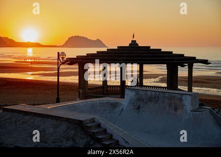 Sonnenuntergang vom Restaurant Karlos Arguiñano, Zarautz, Getaria im Hintergrund, Gipuzkoa, Baskenland, Europa Stockfoto