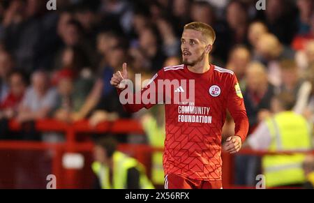 Ronan Darcy von Crawley Town feiert das dritte Tor ihrer Mannschaft im Halbfinale der Sky Bet League Two im ersten Legspiel im Broadfield Stadium in Crawley. Bilddatum: Dienstag, 7. Mai 2024. Stockfoto