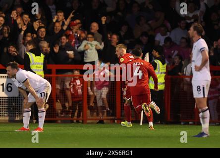 Ronan Darcy von Crawley Town feiert das dritte Tor ihrer Mannschaft im Halbfinale der Sky Bet League Two im ersten Legspiel im Broadfield Stadium in Crawley. Bilddatum: Dienstag, 7. Mai 2024. Stockfoto