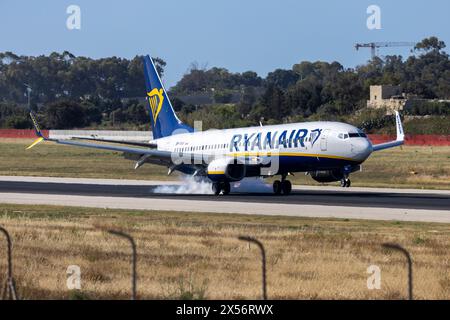 Ryanair (Buzz) Boeing 737-8AS (REG: SP-RNB), modifiziert mit MAX Style Winglets. Stockfoto