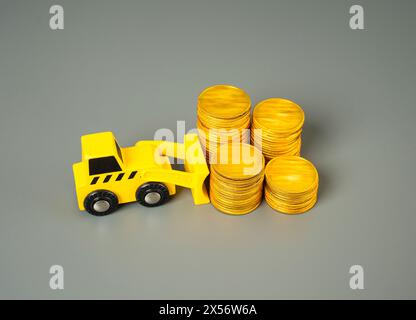 Anhäufung von Geld und Ersparnissen. Ein Gabelstapler schiebt Geldmünzen in einen Stapel. Ziehen Sie Investitionen an. Einlagen und Spareinlagen. Gewinn Glück. Reliab Stockfoto