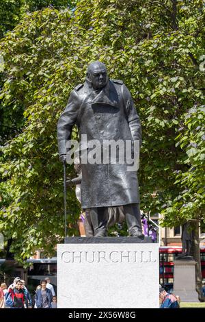 London – 20. Juni 2022: Statue von Winston Churchill in Westminster. Leute, die auf der Straße unten sichtbar sind. Stockfoto