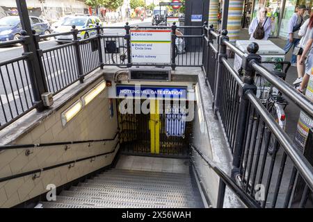 London, England - 21. Juni 2022: Eingang zur U-Bahn-Station Notting Hill wegen Streik und Arbeitskampfmaßnahmen gesperrt und geschlossen. Menschen und Autos sichtbar Stockfoto