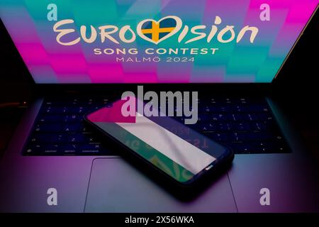 Athen, Griechenland. Mai 2024. Ein Smartphone zeigt die Flagge Palästinas und ein Computerbildschirm zeigt am 7. Mai 2024 in Athen (Griechenland) das Eurovision 2024-Logo. (Foto-Illustration von Nikolas Kokovlis/NurPhoto) Credit: NurPhoto SRL/Alamy Live News Stockfoto