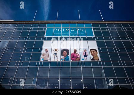 Primark Store Coventry UK. Primark ist eine in Irland ansässige Discounter-Modekette, die Kleidung und Accessoires anbietet. Gegründet als Penneys in Dublin im Jahr 1969. Stockfoto