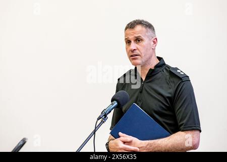 AMESBURY, WILTSHIRE, Großbritannien, 7. Mai 2024 Inspector Ricky Lee, (Kommandant der Station für Amesbury, Tidworth und die umliegenden Dörfer) spricht mit dem Stadtrat von Amesbury über die Pläne zur Überwachung von Störungen, die durch zwei potenziell kollidierende Vorfälle verursacht werden: der Einsatz von Boscombe zur Entfernung von Asylbewerbern, die im Rahmen der Einwanderungsgesetze und des Ruanda-Gesetzes in das Vereinigte Königreich (UK) einreisen, und mögliche Proteste gegen die Pläne und den Bau des Stonehenge-Tunnels. Inspektor Lee teilte mit, dass zweckgebundene Mittel zur Verfügung stehen und gegebenenfalls gegenseitige Hilfe aus der Region bereitgestellt werden sollte. Gutschrift Stockfoto