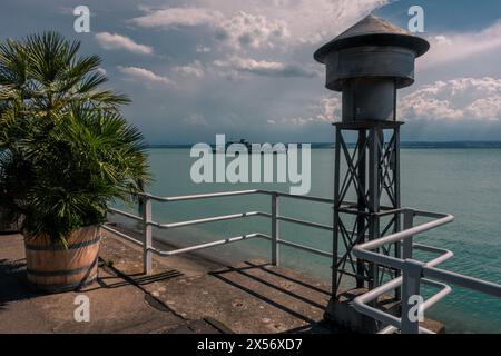 Eine Regenfront zieht über den Bodensee und taucht den Abendhimmel über Deutschland in tiefblaues Blau Stockfoto