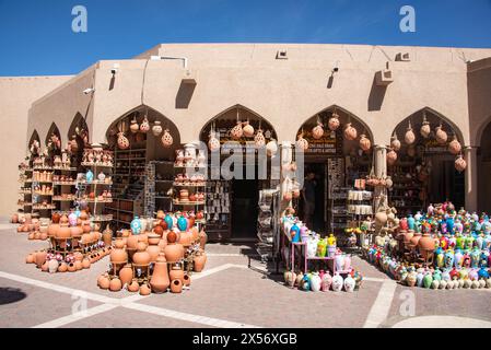 Töpferei zum Verkauf im Nizwa-Souk, Nizwa, Oman Stockfoto