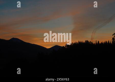 Spuren von Flugzeugrauch am Himmel von Galdames Stockfoto