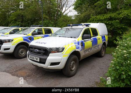 Eastleigh England 3. Mai 2024: Polizeifahrzeuge parken hintereinander. Polizeiwagen der Hampshire Constabulary Stockfoto