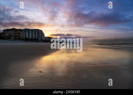 Sonnenaufgang über Eigentumswohnungen am Strand, Golf von Mexiko, oder Meer oder Ozean, in Destin Florida, USA. Stockfoto