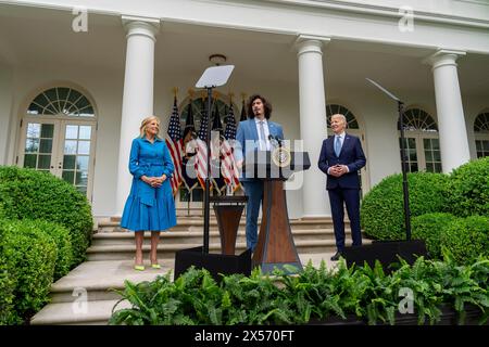 Washington, Vereinigte Staaten Von Amerika. Mai 2024. Washington, Vereinigte Staaten von Amerika. Mai 2024. Miami Heat Basketballspieler Jaime Jaquez Jr., liefert Bemerkungen als U.. Präsident Joe Biden, rechts, und First Lady Jill Biden, links, schauen zu während eines Cinco de Mayo-Empfangs im Rose Garden of the White House, 6. Mai 2024 in Washington, DC Credit: Erin Scott/White House Photo/Alamy Live News Stockfoto