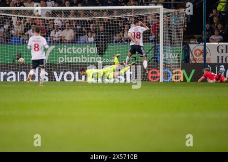 Sam Cosgrove Nr. 9 von Barnsley F. C erzielte ein Tor im 2. Leg des Sky Bet League 1 Play Off zwischen Bolton Wanderers und Barnsley im Toughsheet Stadium, Bolton am Dienstag, den 7. Mai 2024. (Foto: Mike Morese | MI News) Credit: MI News & Sport /Alamy Live News Stockfoto