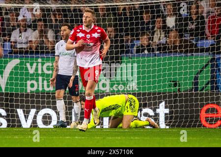 Sam Cosgrove #9 von Barnsley F.C. feiert sein Tor im 2. Leg der Sky Bet League 1 Play Off zwischen Bolton Wanderers und Barnsley im Toughsheet Stadium, Bolton am Dienstag, den 7. Mai 2024. (Foto: Mike Morese | MI News) Credit: MI News & Sport /Alamy Live News Stockfoto