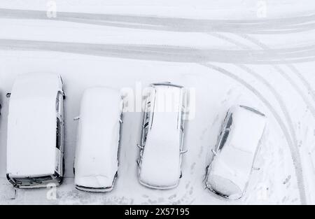 Autos mit Schnee auf Parkplatz. Legazpi, Gipuzkoa, Euskadi. Stockfoto