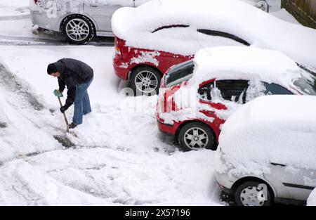 Autos mit Schnee auf Parkplatz. Legazpi, Gipuzkoa, Euskadi. Stockfoto