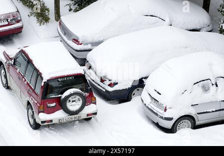 Autos mit Schnee auf Parkplatz. Legazpi, Gipuzkoa, Euskadi. Stockfoto