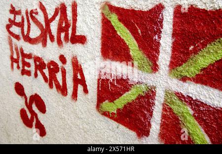 Ikurriña (Euskal Herria Flagge) und Lauburu (baskische Symbol) Graffiti. Gipuzkoa. Euskadi. Spanien. Stockfoto
