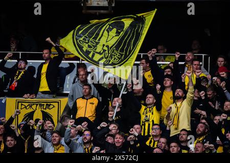 Die Fans von Borussia Dortmund bejubeln ihr Team beim Halbfinalspiel der UEFA Champions League zwischen Paris Saint-Germain und Borussia Dortmund am 7. Mai 2024 im Parc des Princes-Stadion in Paris. Foto: Firas Abdullah/ABACAPRESS. COM Credit: Abaca Press/Alamy Live News Stockfoto