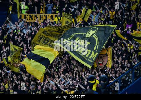 Die Fans von Borussia Dortmund bejubeln ihr Team beim Halbfinalspiel der UEFA Champions League zwischen Paris Saint-Germain und Borussia Dortmund am 7. Mai 2024 im Parc des Princes-Stadion in Paris. Foto: Firas Abdullah/ABACAPRESS. COM Credit: Abaca Press/Alamy Live News Stockfoto