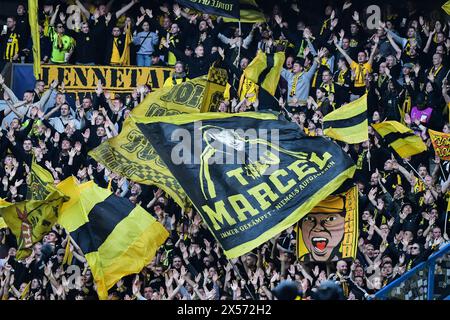 Die Fans von Borussia Dortmund bejubeln ihr Team beim Halbfinalspiel der UEFA Champions League zwischen Paris Saint-Germain und Borussia Dortmund am 7. Mai 2024 im Parc des Princes-Stadion in Paris. Foto: Firas Abdullah/ABACAPRESS. COM Credit: Abaca Press/Alamy Live News Stockfoto