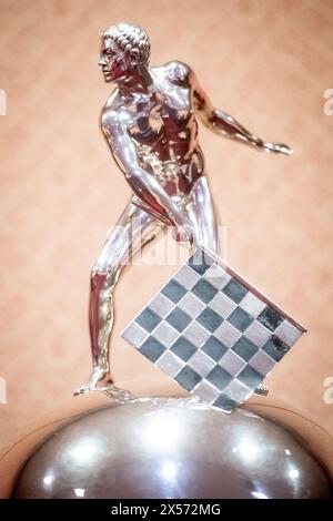 Washington, Vereinigte Staaten Von Amerika. Mai 2024. Die Indy 500 Borg-Warner Trophy wird am Dienstag, 7. Mai 2024, im US Capitol in Washington, DC, ausgestellt. Credit: Rod Lamkey/CNP/SIPA USA Credit: SIPA USA/Alamy Live News Stockfoto