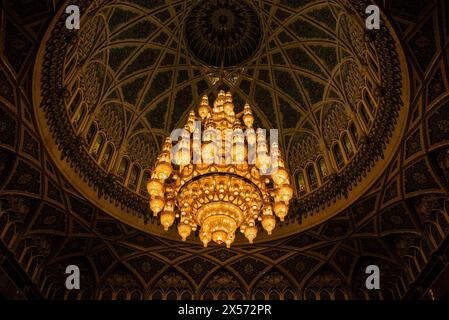 Kristall und goldener Kronleuchter in der Sultan-Qaboos-Moschee, Muscat, Oman Stockfoto